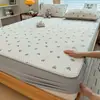 2026 Nueva sábana bajera impermeable acolchada de hilo abullonado para cama grande Sábana bajera acolchada a cuadros Artículo de una sola pieza Sábana bajera 1