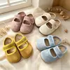Mules cerrados de estilo coreano para niñas con colores dopamina para exteriores, nuevas y elegantes sandalias Birkenstock de suela blanda para primavera y otoño de 2026