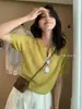 Camiseta de punto de manga corta con cuello polo hueco color avena para mujer, estilo verano old money, tacto de alta gama, hombro normal