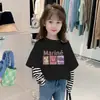 Nova Camiseta Infantil de Algodão Puro Manga Longa Estampada Patchwork Listrado Desenho Animado Fofo Meninas Gola Redonda Primavera/Outono 2026