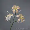 3 Flores de Lírio Dourado Artificiais Flores de Seda para Decoração Floral de Sala de Estar Quarto Loja Hotel Cenário de Casamento Adereços