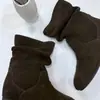 Botas Curtas Femininas 7cm Estilo Outono/Inverno 2026 Versátil Aumenta Altura Bico Redondo Retro Emagrecedor Botas Martin Botas Western Enrugadas de Couro Macio