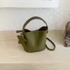 Bolso tipo cubo nuevo de estilo coreano para mujer, bolso de mano, bolso de hombro, moderno y versátil, adecuado para ir al trabajo, con un diseño único, se puede llevar como bolso de axila o bolso cruzado