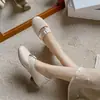 Sapatos Mary Jane Brancos com Salto Almofadado para Mulheres 2026 Primavera Novo Estilo Solado Macio Fashion Versátil Salto Bloco Alto Sapatos de Uma Cor Baixo para Senhoras