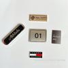 Placa de metal pin de fundição logo letra produção liga de zinco autoadesivo plaqueta de nome bagagem dividida placa de negócio