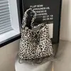Bolsa Feminina com Cordão Estampa de Leopardo 2024 Nova Moda Bolsa de Ombro Transversal Bolsa de Corrente Bolsa Tote de Grande Capacidade Bolsa Tendência