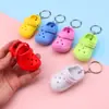 Fábrica Directa Transfronteriza dibujos animados lindos pequeños zapatillas zapatos con agujeros coche mochila colgante llavero regalo venta al por mayor