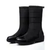 Botas de outono e inverno quentes, forradas com fleece, novo estilo de sola reta, tecido de plumas espessado, de cano médio, botas de neve, botas femininas plus size, em estoque