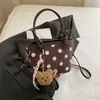Bolsa balde casual e moderna para o dia a dia, com design de bolinhas, para o outono e inverno de 2026, um item em alta.