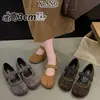 Nueva colección de principios de otoño de 2026: Zapatos para mujer, con un diseño de punta dividida sintética, bailarinas con suela de cerdo, plantillas interiores para aumentar la altura y correas de velcro, en estilo Mary Jane