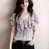 Em estoque 2026 Camisa francesa com decote em V e babados para mulheres, de manga curta, novo estilo de verão, elegante e rejuvenescedora, top cinza de corte solto