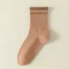 Calcetines de otoño e invierno hasta la pantorrilla con características absorbentes de sudor y resistentes al olor, calcetines casuales estilo universitario japonés, calcetines gruesos y cálidos a rayas para hombres y mujeres