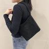 2023 nuevo bolso de hombro de terciopelo otoño e invierno nuevo bolso tipo cubo de gran capacidad que combina con todo bolso de axila para mujer casual mercancía de fábrica