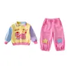 Conjunto de dos piezas de moda para niñas pequeñas, estilo coreano, con doble cuello, bloques de color y estampado de gato, para primavera y otoño 2026