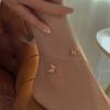 Sin decoloración Estilo nuevo simple tobillera de acero de titanio para niña sensación de alta gama cuerda roja suerte verano moda lujo ligero corazón de amor adornos para el pie