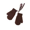 Diseño simple se refiere a guantes de punto para niños, guantes de lana de una sola capa cálidos de invierno, manoplas de estilo colgante para bebé con correa para el cuello