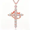 Colar com pingente de cruz de coroa cravejada de diamantes de luxo leve transfronteiriço, design de nicho vintage, corrente para clavícula de zircônia tridimensional, gargantilha de rainha