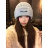 Gorro de Lana Tejido Azul con Patrón de Letras Sencillo Estilo Coreano para Mujer, Nuevo Modelo Invierno 2025, Gorro Cálido Protector de Orejas, Cubrecabezas para el Frío