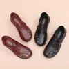Outono 2026 Novo Estilo Sapatos de Mãe Solado Macio Antiderrapante Retro Mocassins de Couro Genuíno Respiráveis Não Machucam os Pés Leves Mocassins para Meia-Idade e Idosos