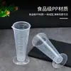 Taza medidora de plástico al por mayor transfronteriza 100 ml taza medidora de PP de grado alimenticio con escala taza medidora pequeña triangular herramienta para tienda de té de leche
