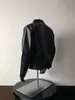 Chaqueta de motociclista de alta gama de la calle principal americana con bordado floral, cuero texturizado, corte ajustado, chaqueta corta retro americana