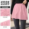 La falda se lleva superpuesta a una sudadera con una abertura en el dobladillo, usada como capa base, combinada con una falda de longitud media o pantalones de yoga, y llevada como capa exterior para evitar la exposición y cubrir los glúteos.