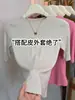 Camiseta feminina de manga de cinco quartos, gola redonda, minimalista, elegante, cor sólida, estilo coreano, nova coleção outono 2026, uma peça versátil e que afina a silhueta para o trabalho ou uso casual.