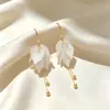 Nuevo Estilo Lujo Ligero Pétalo Blanco Borla Larga Estilo Corte Retro Francés Flor Moda Temperamento Moda Pendiente de Gama Alta
