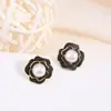 Aretes de Perla de Agua Dulce Natural Camelia, Estilo Pequeño Chanel, Aguja de Plata 925, Cobre Chapado en Oro, Aretes que Conservan el Color, Venta al por Mayor desde el Fabricante