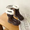 Chegada Nova Outono 2026 Botas Curtas Quentes com Veludo Extra Solado Grosso Botas Martin Botas com Fivela de Couro Salto Médio Botas Peludas Botas Femininas da Moda