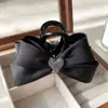 Pinza de Pelo Avanzada Negra con Lazo Amoroso Estilo Chanel con Pedrería Pinza para el Cabello de Gama Alta Nuevo Pin para el Cabello 2025