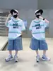 Conjunto de Verão da Moda para Meninos Marca Roupa Shorts Jeans de Manga Curta Conjunto de Duas Peças para Crianças Mais Velhas Estiloso Estampa de Letras Estilo Esportivo de Verão