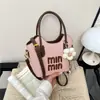 Colección Otoño/Invierno 2026: Diseño elegante y con estilo, de un solo hombro, moderno, color liso, vintage, simple, texturizado, de mano, bandolera, bolso pequeño cuadrado