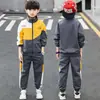 Conjunto de roupa esportiva para meninos, coleção primavera/outono, novo estilo de primavera 2026, agasalho moderno e estiloso para crianças de tamanho médio e grande, conjunto de primavera da moda para meninos