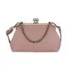 Bolsas: Bolsas de mano retro con forma de concha europeas y americanas transfronterizas para mujer, nuevos bolsos cruzados de moda 2026 para el día a día, y bolsos tote para mujer con cierre de solapa