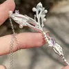 No Mesmo Estilo da Arma, o Colar é Exquisito e Super Brilhante, Cravejado com Zircônia e Pérolas, uma Corrente de Pescoço Personalizada e Versátil