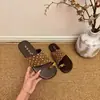Nuevas sandalias tipo slip-on metálicas, lindas, aptas para viajar, super suaves, esenciales para mujer 2026, con diseño de lunares, perfectas para el verano y con adornos decorativos flexibles