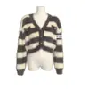 Elegante colección de otoño estilo francés: elegante top de manga corta, elegante abrigo de piel sintética de visón a rayas, cárdigan de punto