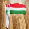 Banderas de mano con mástil en stock transfronterizas de todo el mundo, hechas a medida según su diseño, Banderas coloridas de poliéster para la Copa del Mundo de EE. UU.-Canadá-México
