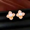 Brincos de flor de pérola com agulha de prata transfronteiriços para mulheres, brincos de luxo leve de alta qualidade, estilo retrô francês, acessórios de ouvido modernos e versáteis
