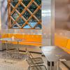 Mesas e Cadeiras de Aço Inoxidável de Luxo Leve, Bar Moderno, Lounge Bar, Mesa de Jantar para Reunião, Cadeira Dobrável, Cafeteria, Boate, Mesa Redonda Pequena e Cadeira