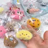 Pequeños regalos de fiesta empaquetados individualmente, lindos colgantes de peluche, muñecos de dibujos animados, muñecos para lanzar en bodas, recuerdos de fiesta y decoraciones colgantes