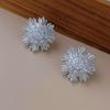 Exquisitos pendientes de copo de nieve de circonita cúbica de plata de alta calidad, elegantes, ligeros, de lujo, con un diseño de nicho con sentido de moda, pendientes de botón que combinan con todo.