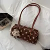 Bolsa pequena quadrada muito estilosa e única com um design moderno inspirado no exterior, nova bolsa de ombro popular para o início do outono de 2026 para trabalho e deslocamento, bolsa de ombro