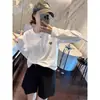 Camiseta feminina estilosa de algodão puro, gola redonda, manga longa, ombro reto, com botões, moderna e versátil, top que rejuvenesce, peça básica para o outono