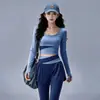 Conjunto de yoga transpirable y de secado rápido, que consta de un conjunto de dos piezas: un top de manga larga, ajuste ceñido y cuello redondo, y un conjunto de yoga moldeador de cintura alta con cruce en la cintura