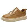 Zapatos Huili para hombre, nuevo modelo de otoño, zapatillas retro de trabajo de suela gruesa y ligera, zapatos casuales de cuero de moda para exteriores para hombre