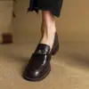 Mocasines de piel de oveja de grano a mano de capa superior con hebilla metálica, zapatos de cuero para mujer estilo slip-on vintage primavera 2025