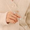 Anillo abierto ajustable con diseño de conchas marinas blancas retro europeas y americanas, anillo para mujer de acero de titanio, joyería de fábrica transfronteriza al por mayor