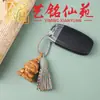 Llavero de gatito juguetón tallado en madera de azufaifo de Yiming Xianyuan, lindo colgante decorativo para mochila de pareja con borla temática de luna